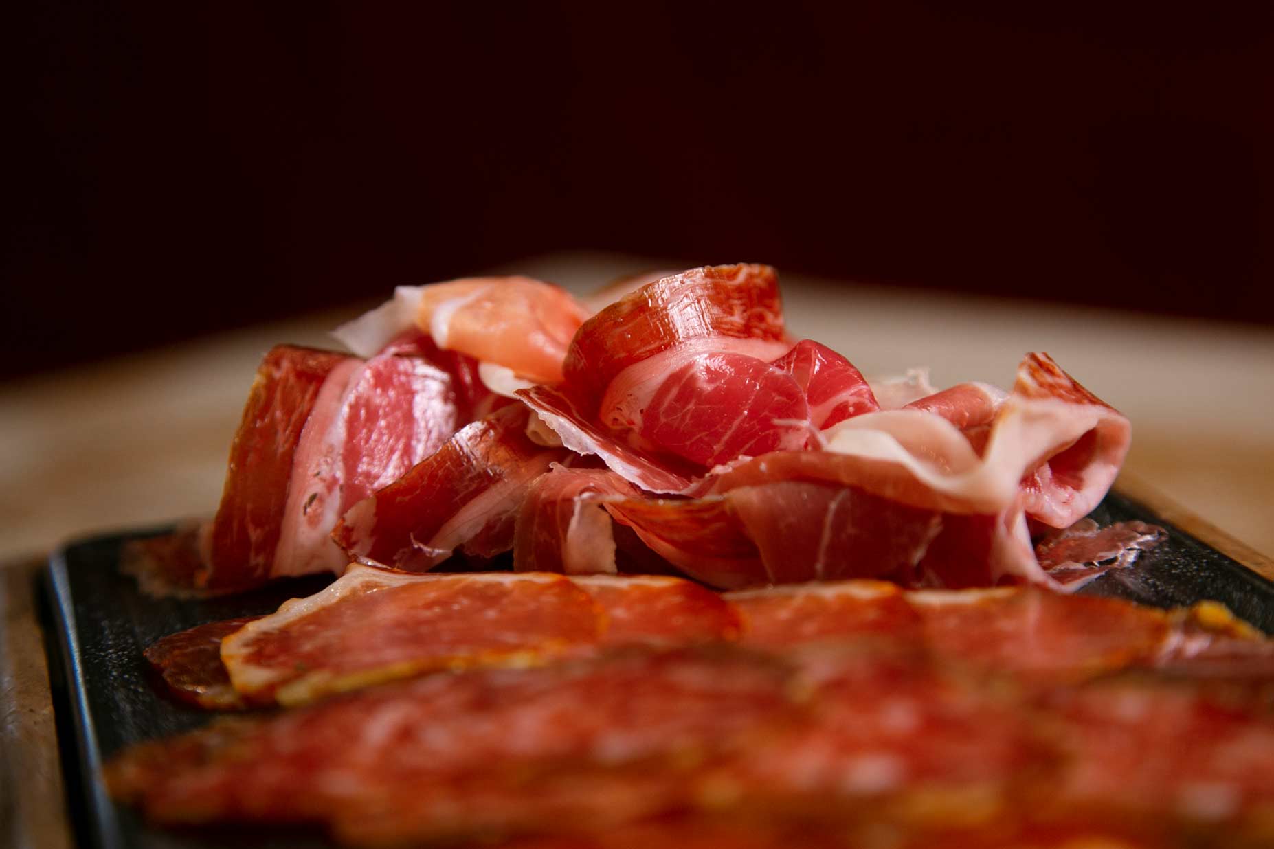 Apetecibles lonchas de jamón ibérico
